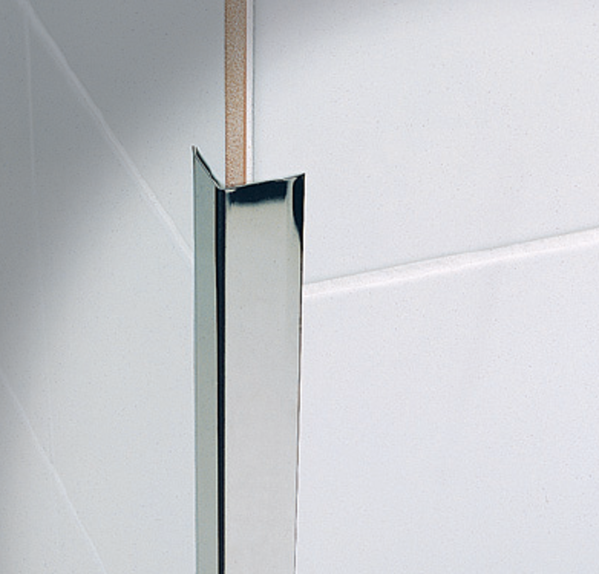 Bilde av Keracorner 40x40mm pol.r.fr.stål selvklebende 2,7m