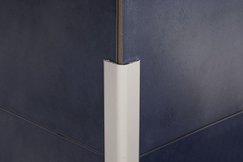 Bilde av HJØRNELIST UTENPÅLIGGENDE PVC 8610/ F.KODE 556 LYS GRÅ 24MMX24XMMX300CM, PROFILPAS
