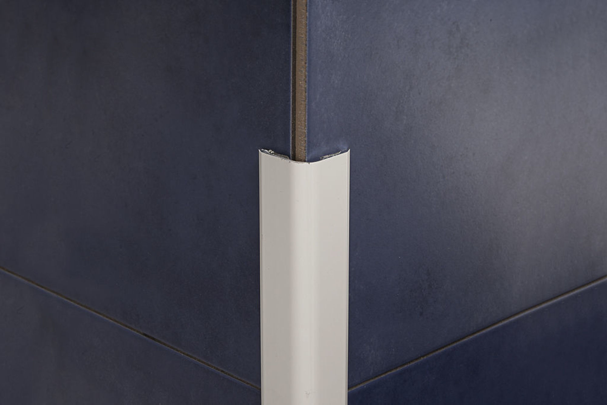 Bilde av HJØRNELIST UTENPÅLIGGENDE PVC 8610/ F.KODE 556 LYS GRÅ 24MMX24XMMX300CM, PROFILPAS