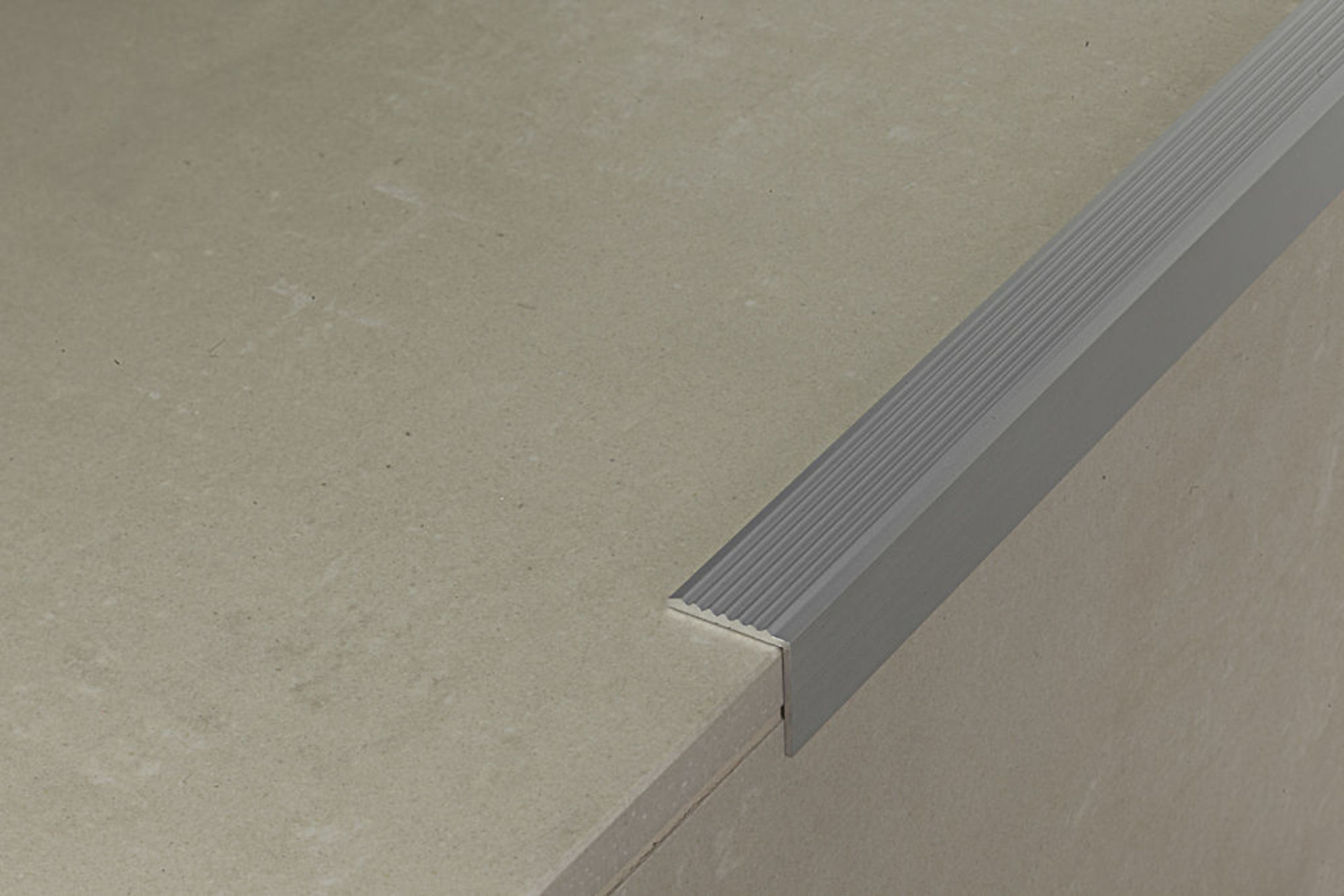 Bilde av TRAPPENESE 87/A ALUMINIUM SØLV 20MMX20MMX340CM, PROFILPAS