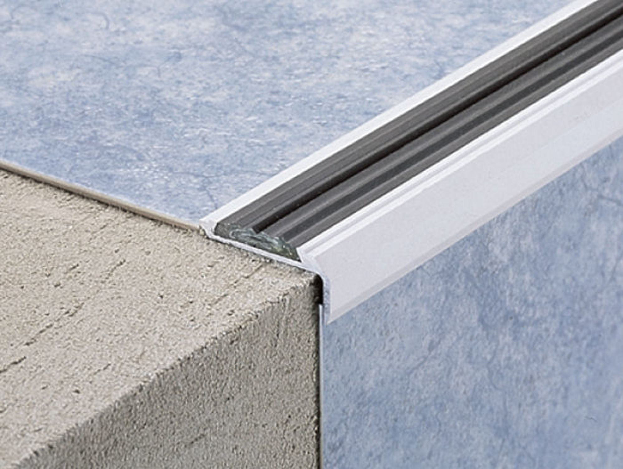 Bilde av TRAPPENESE UTENPÅLIGGENDE ALUMINIUM SØLV 42MMX18MMX340CM, PROFILPAS