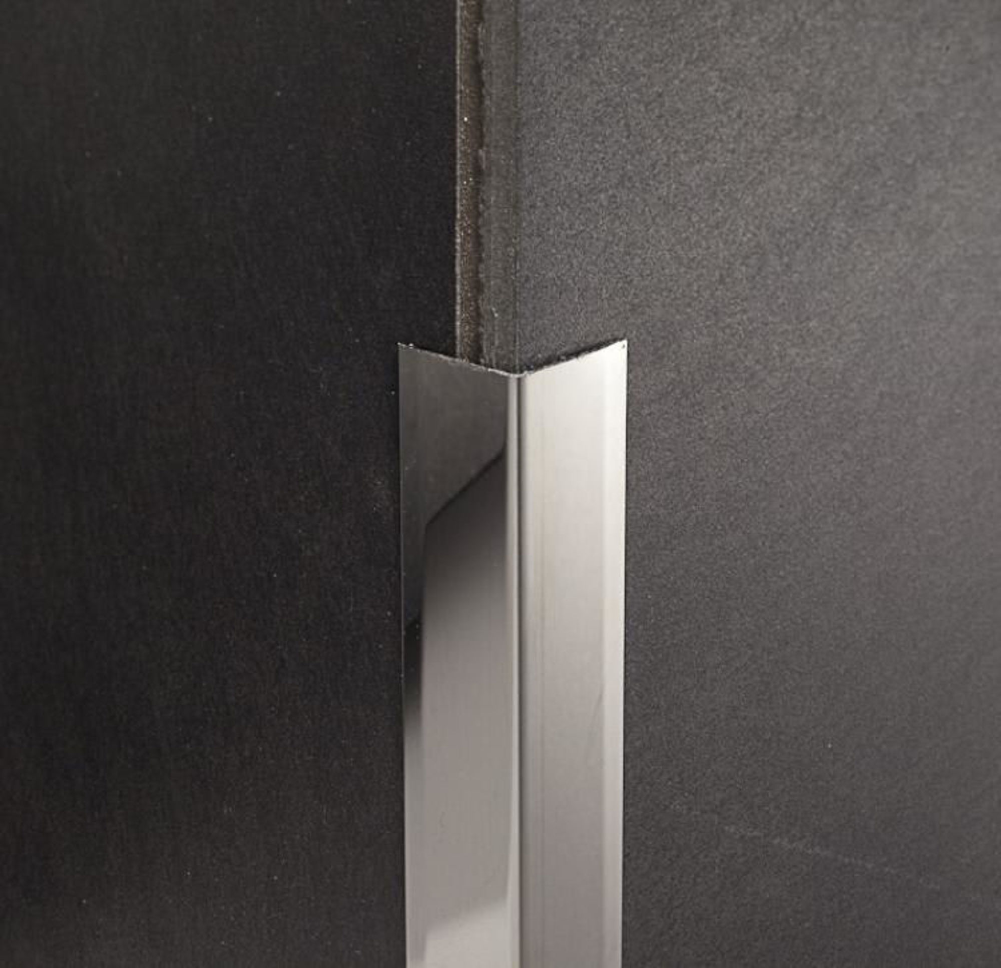 Bilde av HJØRNELIST UTENPÅLIGGENDE 777/SF/25 RUSTFRITT STÅL POLERT 25MMX25XMMX300CM, PROFILPAS