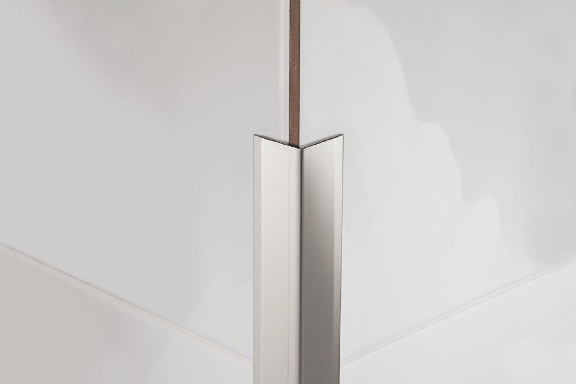 Bilde av HJØRNELIST UTENPÅLIGGENDE 775/A/50 RUSTFRITT STÅL POLERT 50MMX50XMMX300CM, PROFILPAS