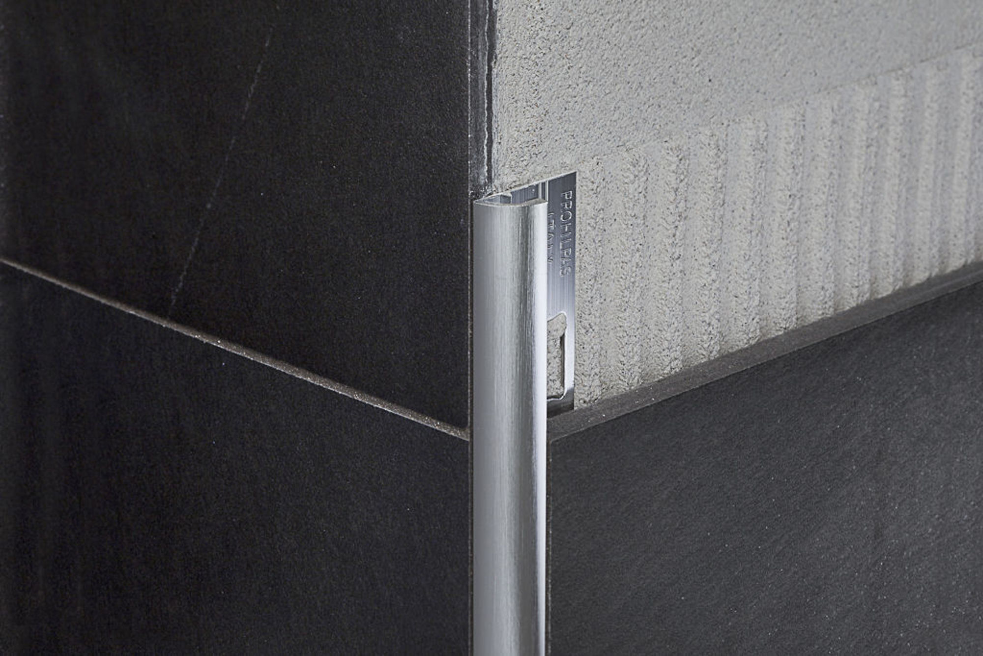 Bilde av HJØRNELIST AVRUNDET RAS/6 ALUMINIUM SØLV SATIN 6MMX270CM, PROFILPAS