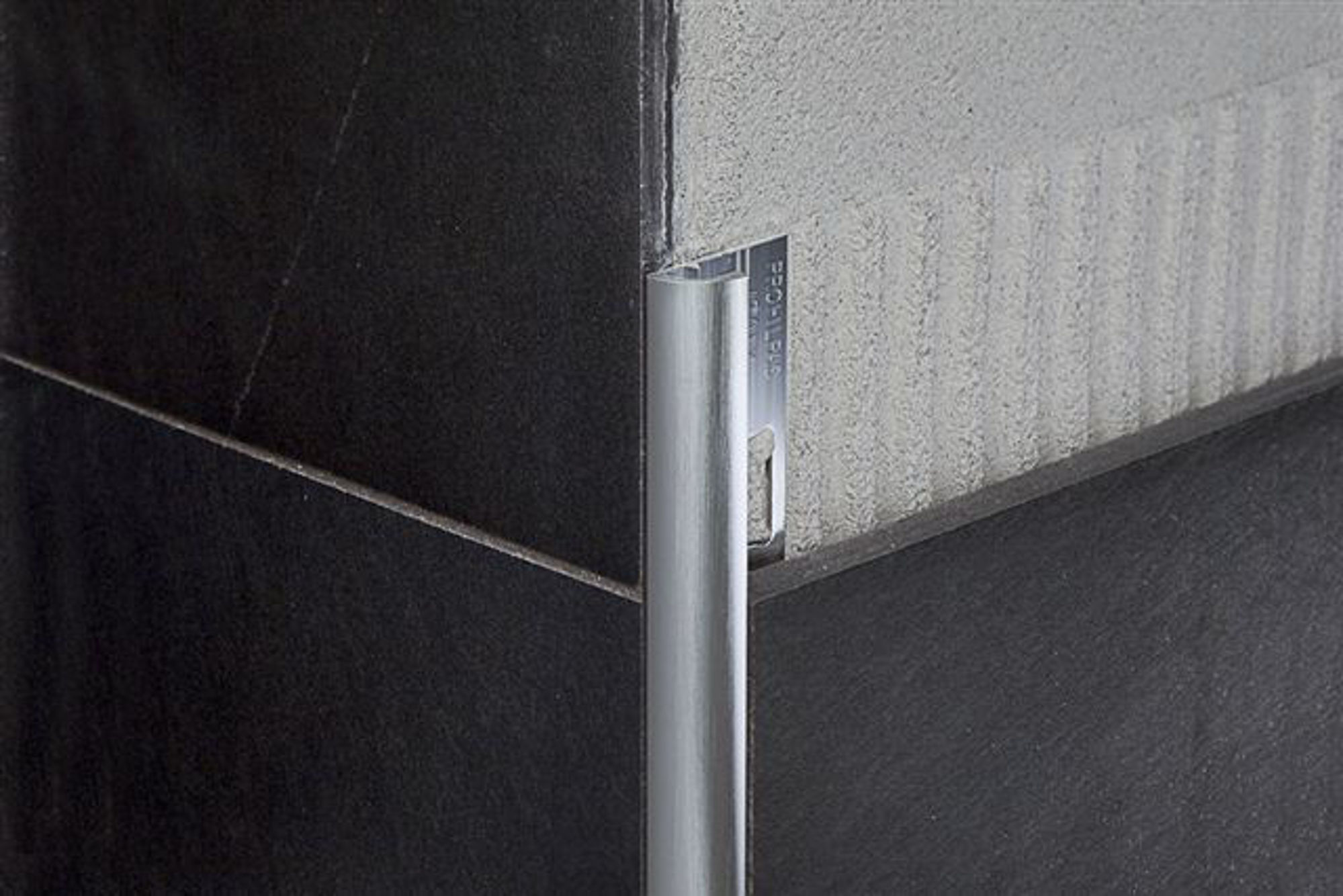Bilde av HJØRNELIST AVRUNDET RAS/8 ALUMINIUM SØLV SATIN 8MMX270CM, PROFILPAS