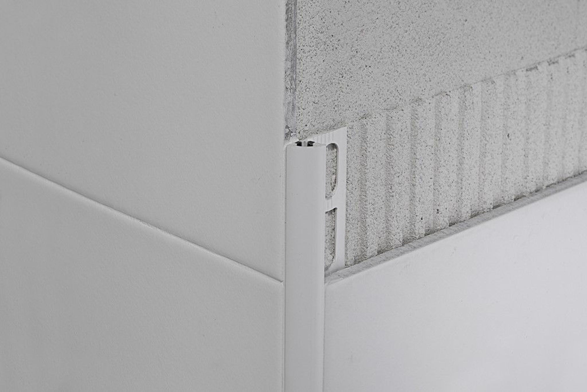Bilde av HJØRNELIST AVRUNDET RV/8 ALUMINIUM HVIT RAL 9003 8MMX270CM, PROFILPAS