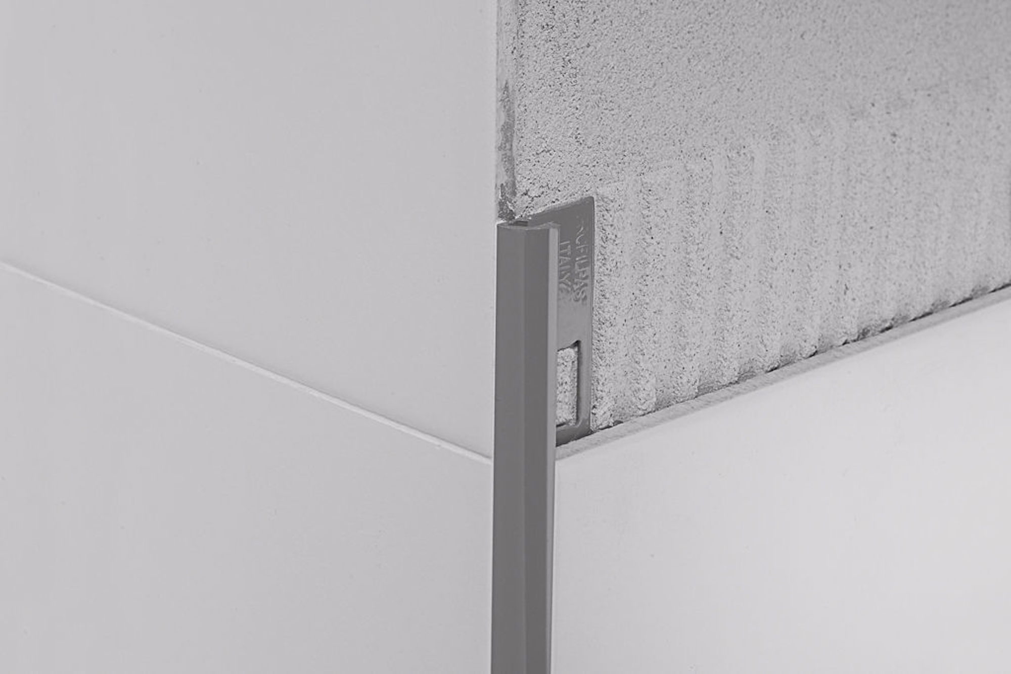 Bilde av HJØRNELIST AVRUNDET RV/6 ALUMINIUM STEINGRÅ RAL 7030 6MMX270CM, PROFILPAS