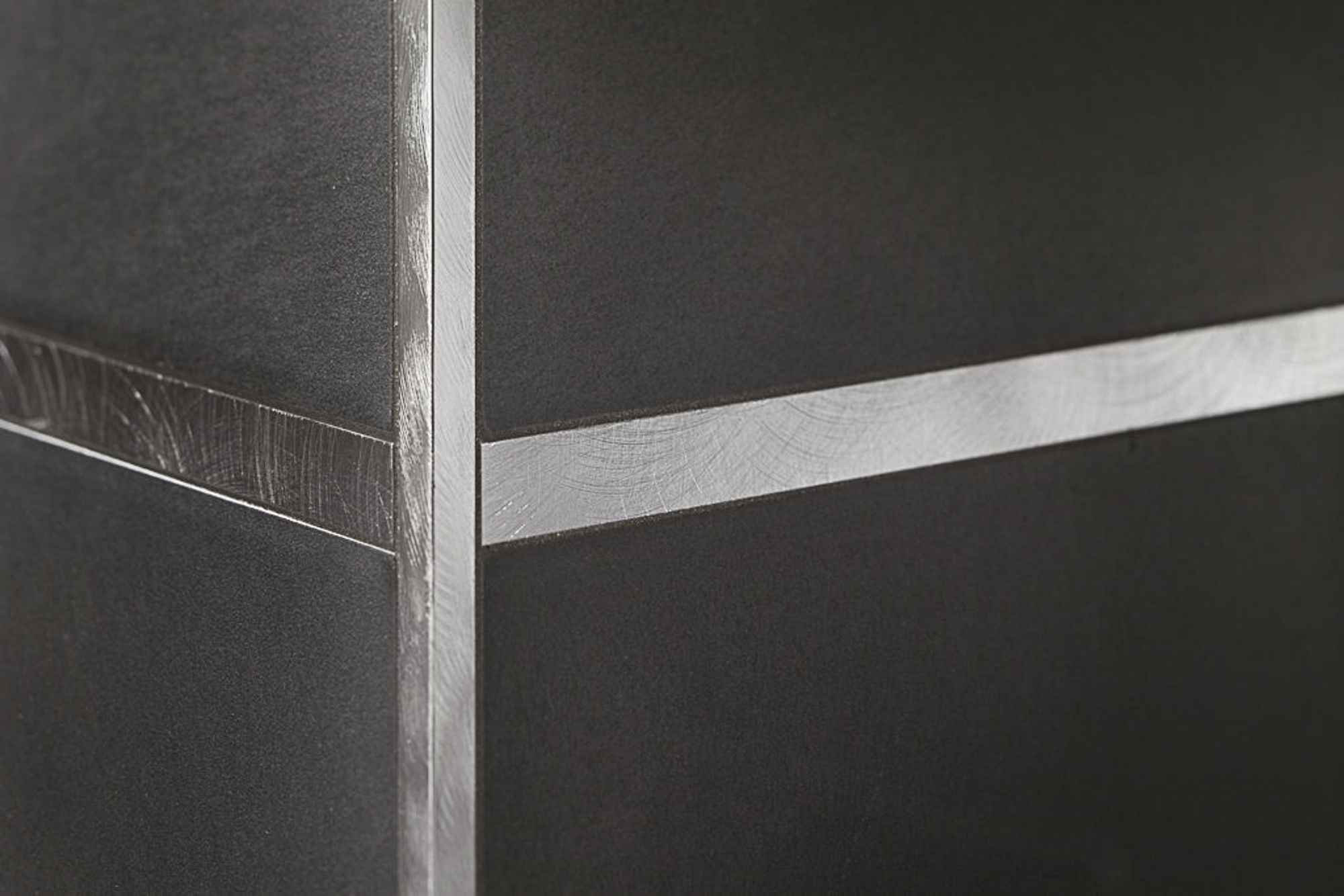 Bilde av BORDELIST LDAG/10 ALUMINIUM SØLV SCRATCHED 10MMX270CM, PROFILPAS