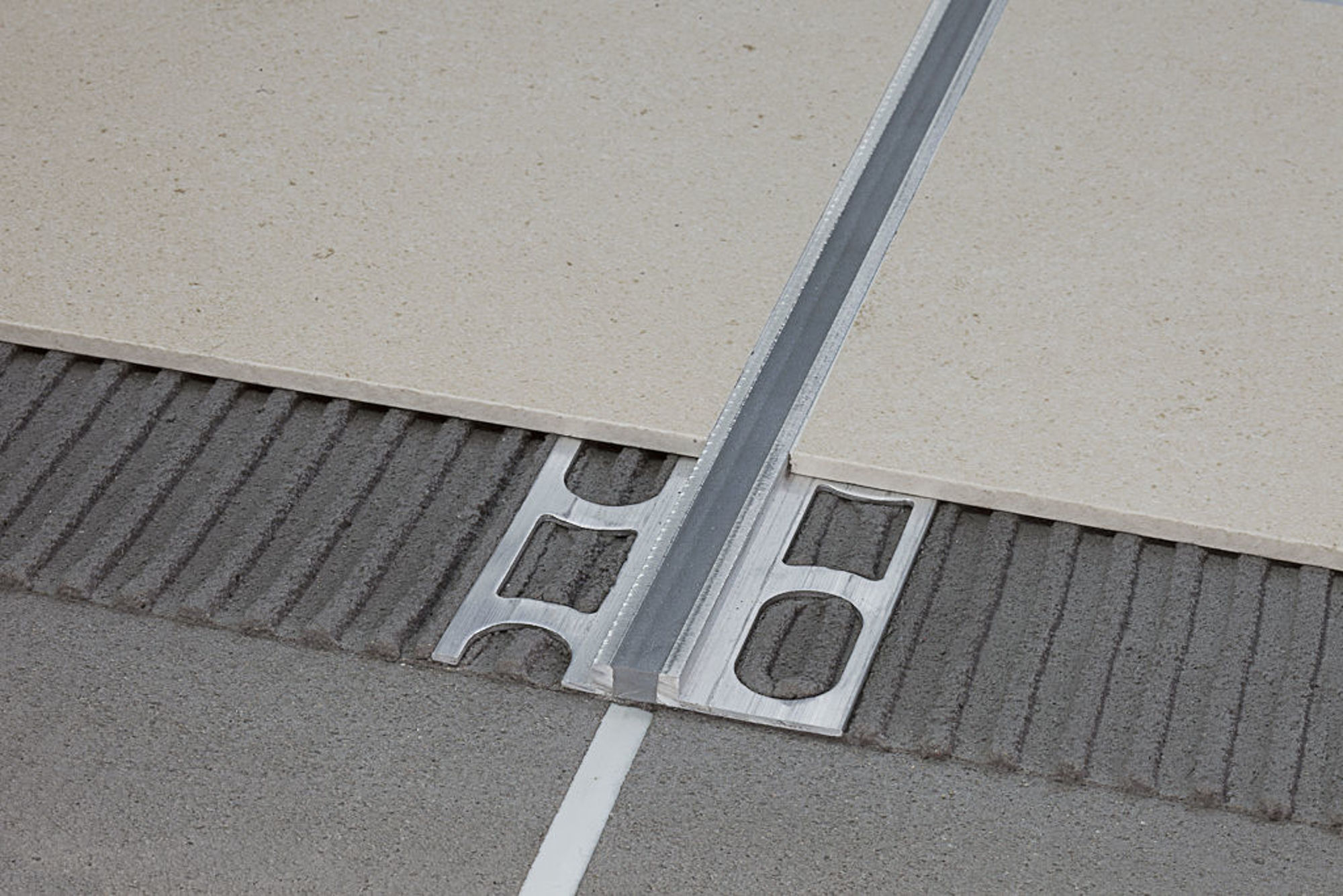 Bilde av EKSPANSJONSLIST NTA/8 ALUMINIUM + EPDM GRÅ 8MMX270CM, PROFILPAS