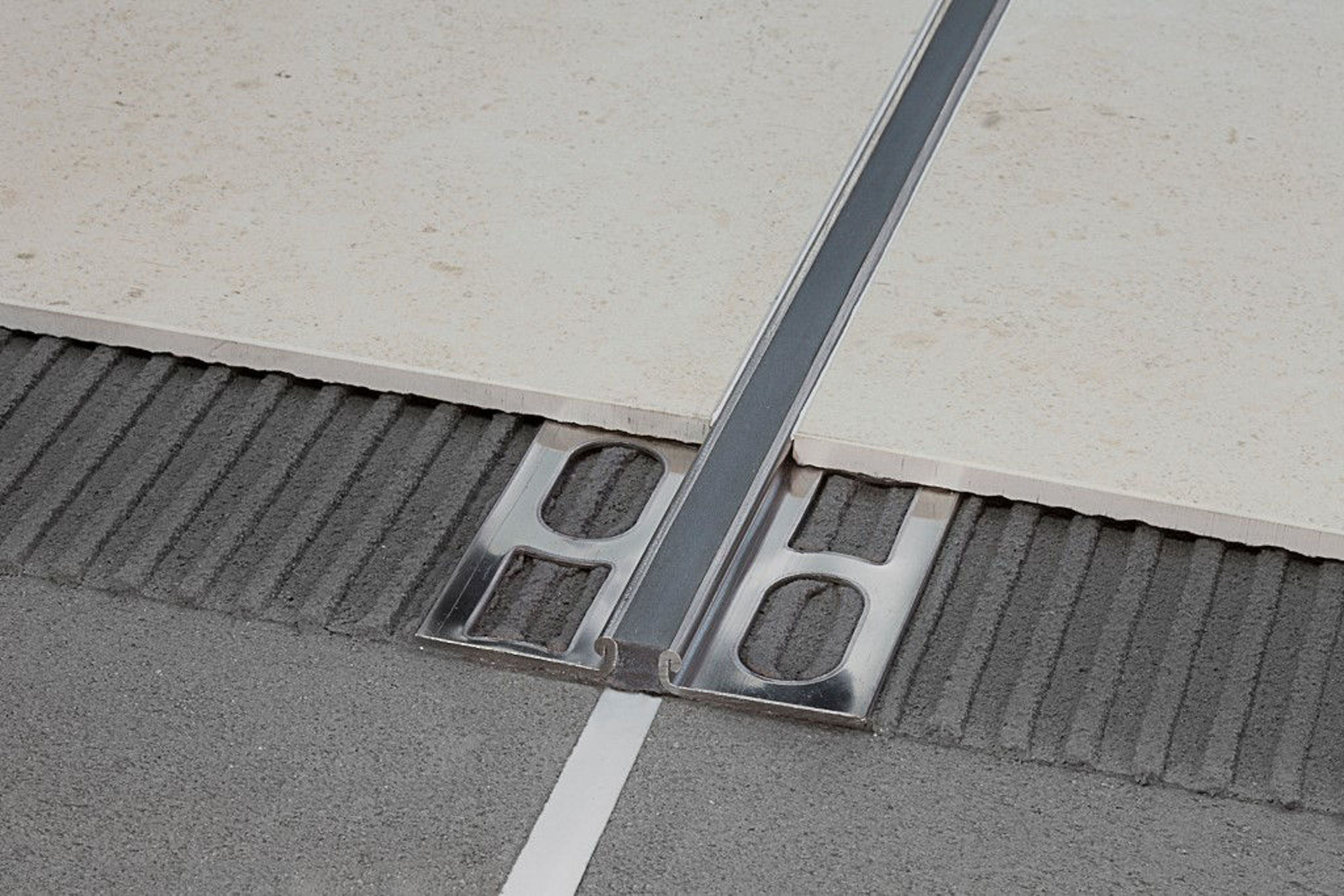 Bilde av EKSPANSJONSLIST NTI/12 RUSTFRITT STÅL + EPDM GRÅ 12,5MMX10MMBREDDE 270CM, PROFILPAS