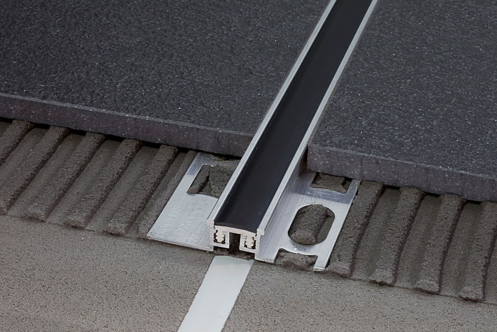 Bilde av EKSP.LIST ALU SORT 15X17MM 270CM NA PROF
