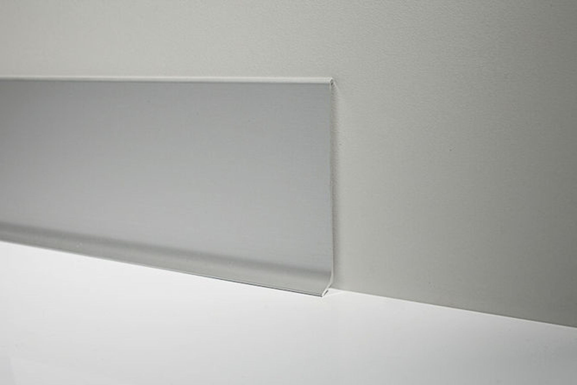 Bilde av SOKKELLIST 90/6TMSF ALUMINIUM SATIN TITANIUM 60MMX200CM, PROFILPAS