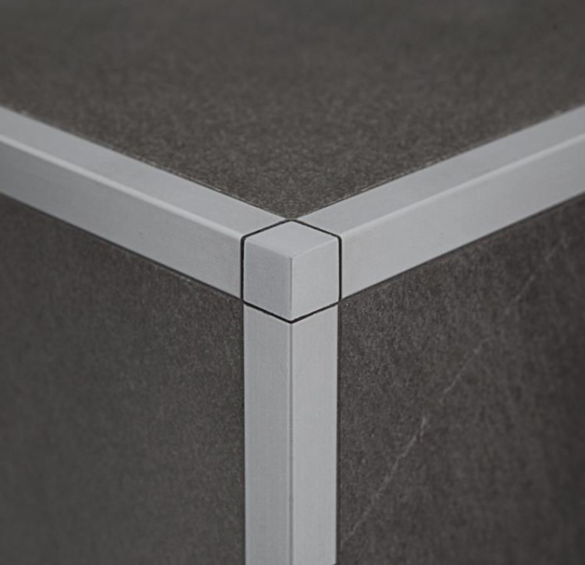 Bilde av HJØRNELIST FIRKANT ZQVN/11 ALUMINIUM HVIT RAL 9033 11MMX270CM, PROFILPAS